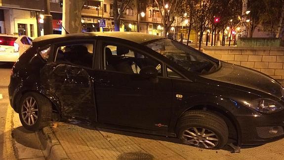 Estado del coche siniestrado en la rotonda de Chile con Duques de Nájera. 