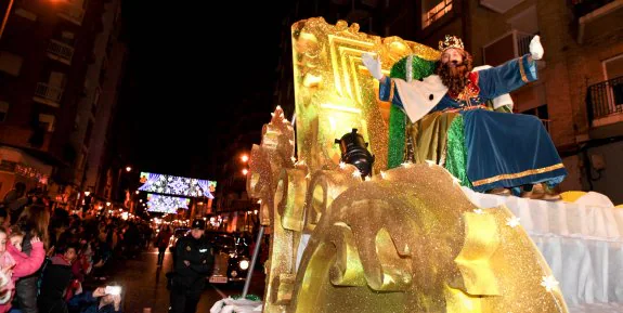 Momento de una de las cabalgatas de Reyes de años anteriores en Logroño, con  toda la ciudad volcada a su paso por las calles. 