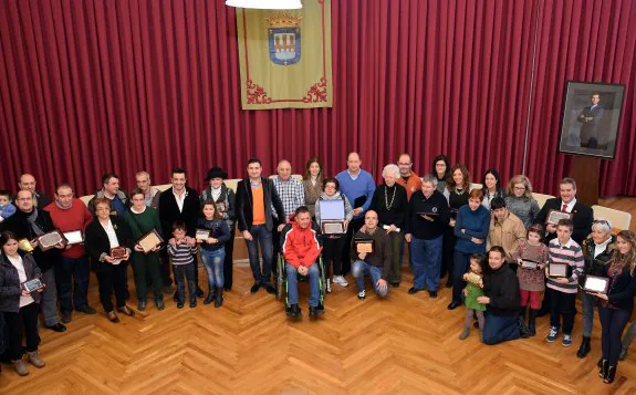 Foto de familia de los premiados, ayer en el Ayuntamiento.
