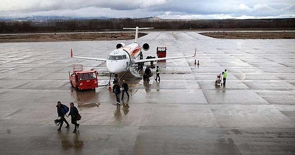 Un grupo de pasajeros desembarca del avión tras aterrizar en el aeropuerto de Agoncillo. 