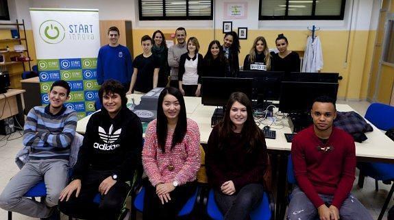 Los alumnos de los tres grupos participantes y la tutora Paz Ruiz de Clavijo, junto a Javier Gurría, de JIG-Get app. 