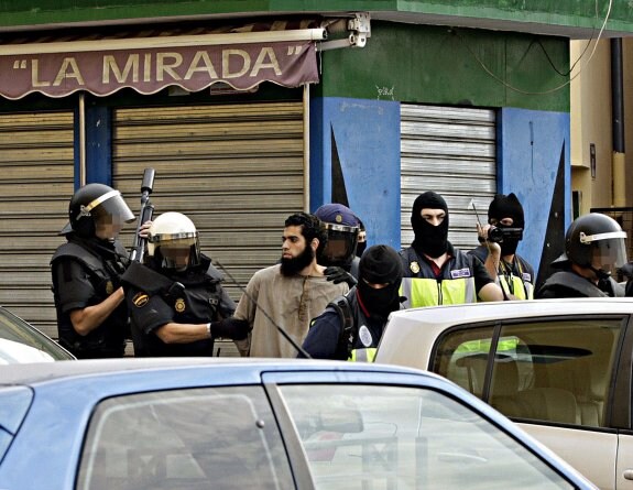 Efectivos de la Policía detienen en Melilla el pasado septiembre a un presunto yihadista.
