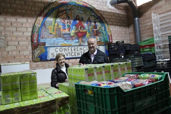 Manolo Asensio y Chari Cascante en los almacenes donde las Conferencias de San Vicente de Paúl guarda los alimentos.
