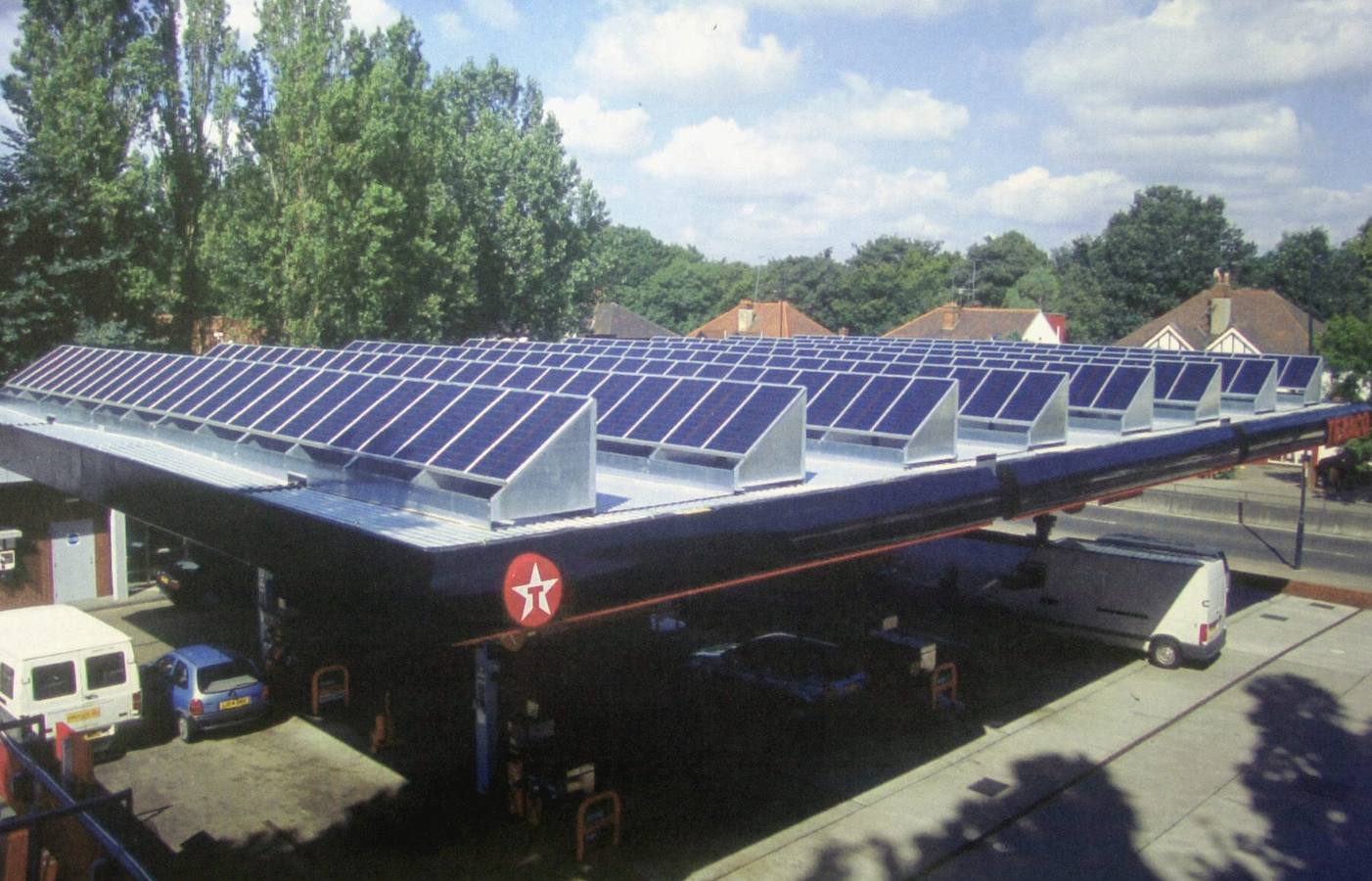 Placas solares sobre una gasolinera. 