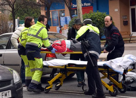Efectivos de emergencias atienden a la herida en la calle Chile. 