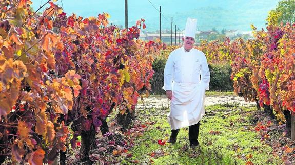 Lorenzo Cañas, gran amante y conocedor de los vinos de Rioja, paseando por unos viñedos cercanos a su restaurante ‘La Merced’. 