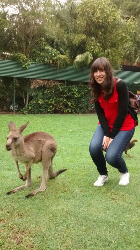 Ester Marina, logroñesa en Brisbane (Australia), imita los andares de un canguro. 