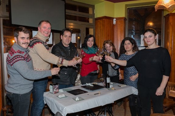 Un brindis en el primero de los establecimientos visitados. 