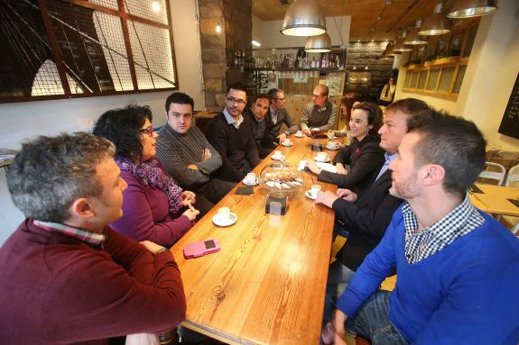 La alcaldesa, en la hamburguesería de la calle Bretón de los Herreros donde se reunió con un grupo de nuevos empresarios. 