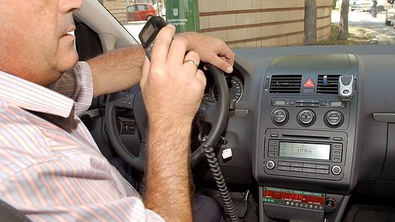 Un conductor de Unitaxi habla por la emisora, en una imagen de archivo