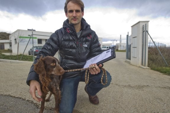 Spaniel bretón sacado de la perrera por 'Ocho Vidas' tras pedir urgentemente una casa de acogida pues ya estaba en plazo para ser sacrificado. 'Red de Protección Canina' se hace cargo del mismo con la sorpresa de que sufre traqueobronquitis, una enfermedad muy contagiosa que hace necesario su aislamiento. El perro «llevaba días aterrado, no salía del chenil y apenas comía». 