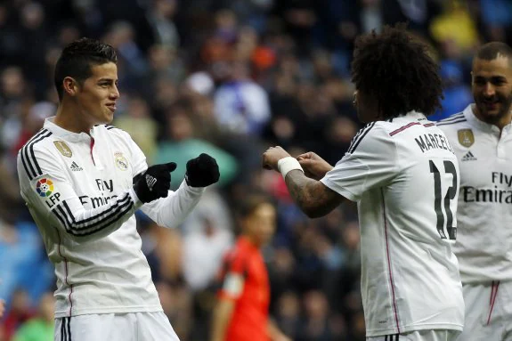 James y Marcelo celebran el gol del colombiano en la victoria del Madrid. :: reuters