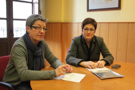 La edil de Servicios Sociales y la alcaldesa de Alfaro, ayer. :: E.P.