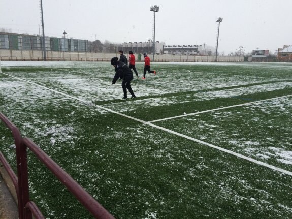 Raúl García retiró la nieve del área grande de las porterías. :: l.r.