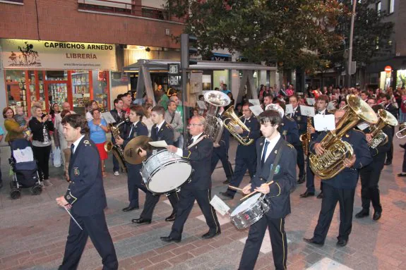 Imagen de un pasacalles de la agrupación en las pasadas fiestas. :: ep