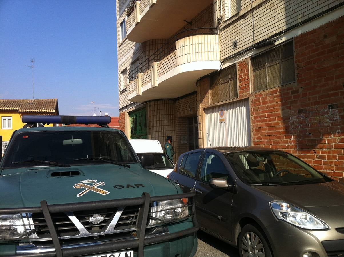 Vigilancia policial en un portal donde se concentran las sospechas. 