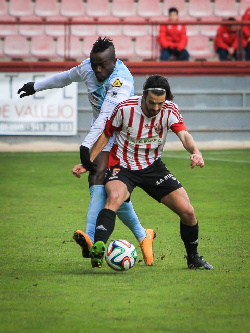 Chevi pugna por el balón con Mensha en el partido ante el Compostela.  :: fernando díaz