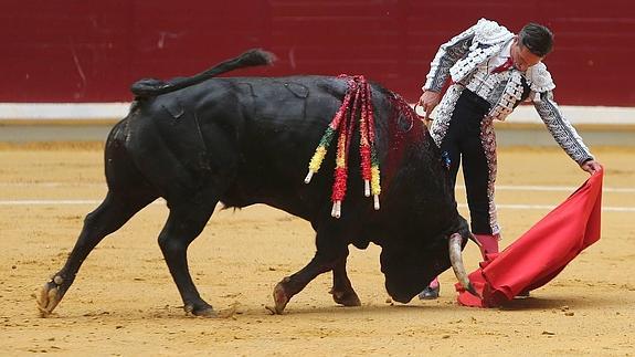 Urdiales, en la faena que le valió el 'Capote de Paseo a la Mejor Faena' de La Rioja. 