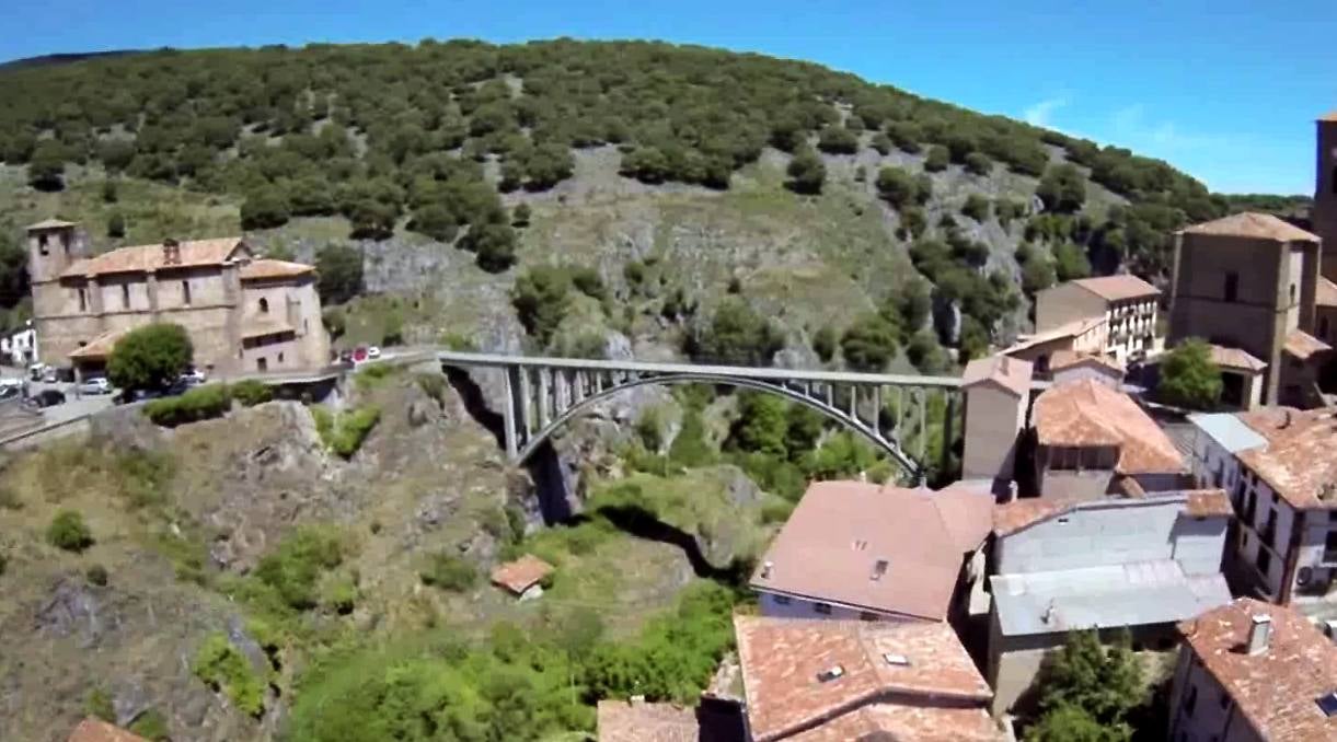 Imagen aérea del puente que une el pueblo. 