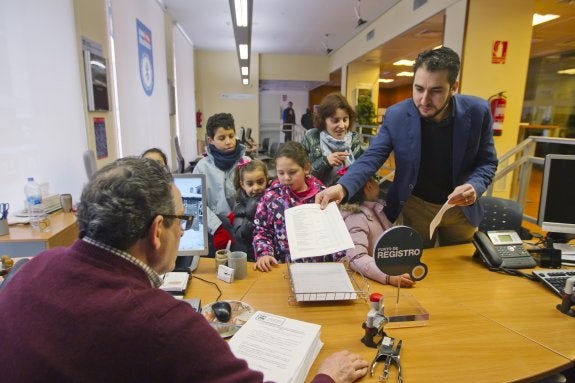 Tarik Azouau entrega en el registro las firmas recogidas por la UCI en La Rioja. :: justo rodríguez