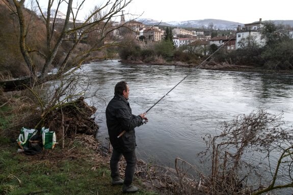 Un pescador lanza la caña en aguas del río Iregua, en los alrededores de Torrecilla en Cameros. :: Díaz uriel