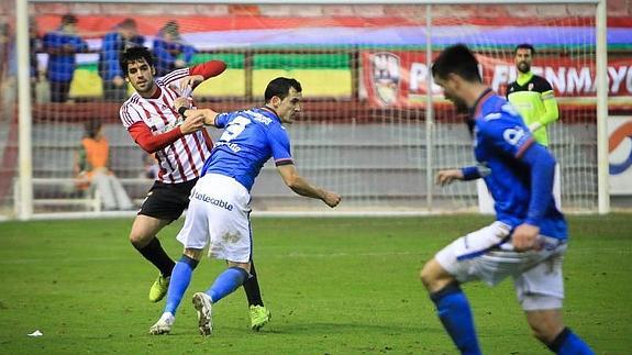 Un momento de agarrón a Rico, en el partido de la UDL-Real Oviedo. 