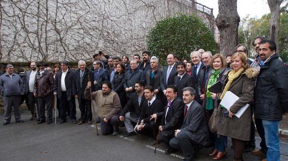 Foto de familia tras la reunión de Sanz con la Asociación de Promoción Gitana en La Rioja.