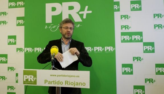 Julio Revuelta, ayer durante la rueda de prensa. :: SONIA TERCERO