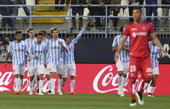 Los jugadores del Málaga festejan un gol. :: efe