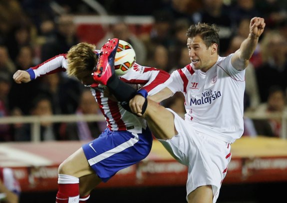 Krychowiak y Torres pelean por el balón. :: reuters