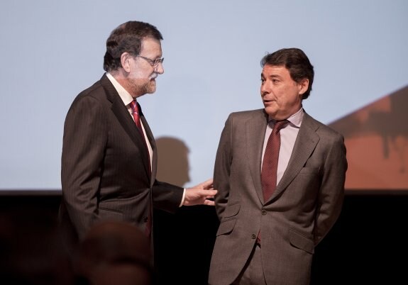 Mariano Rajoy e Ignacio González, el pasado 27 de enero, conversan durante un acto institucional en Fitur, la feria anual del turismo. 