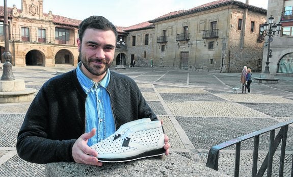 Diego Aydillo, en la calceatense plaza de España, con un par de zapatos de su marca. :: albo