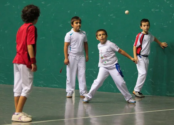 Un escolar arma el brazo antes de golpear la pelota. :: Fernando Díaz
