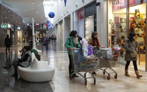 Varias consumidoras empujan sus carros de la compra en un centro comercial. :: mireya lópez