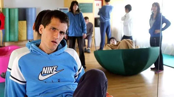 Un muchacho trabaja en un gimnasio en uno de los centros de autismo de La Rioja. 