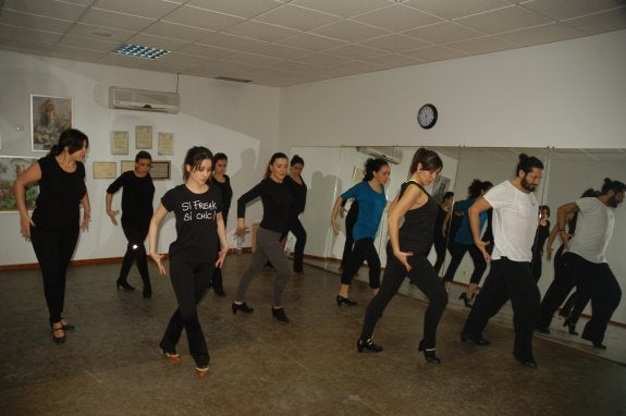 Rafael Amargo y su asistente Vanesa Gálvez, durante una de las clases ofrecidas en Danza y Bulería de Calahorra este fin de semana. :: sandaVanesa Gálvez, Rafael Amargo y Virginia Delgado. :: sanda