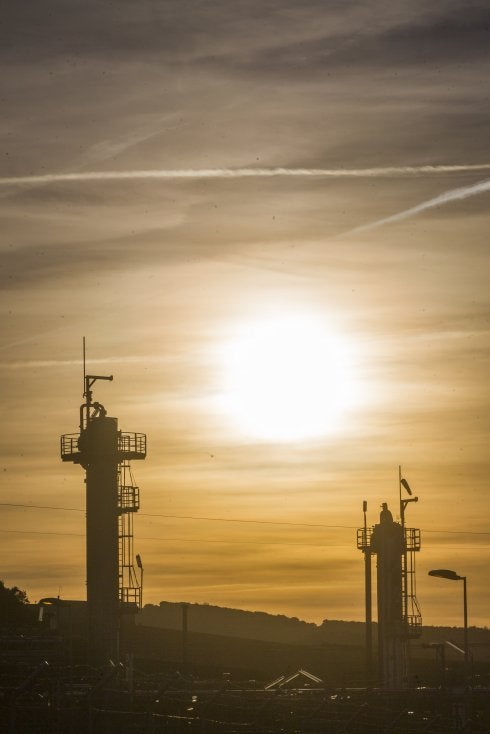 Instalaciones de la planta de producción de gas natural ubicada en el término de Sotés. :: justo rodríguez