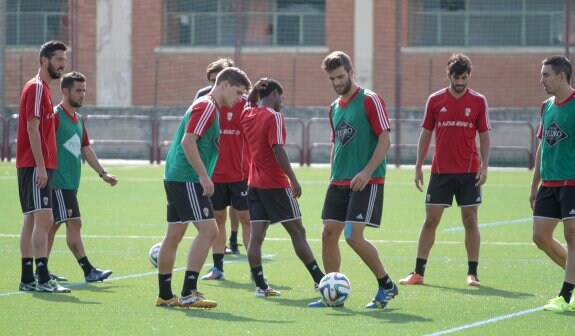 Regreso. Jacobo controla el balón en un entrenamiento de la UD Logroñés. El domingo vuelve a El Plantío. :: díaz uriel