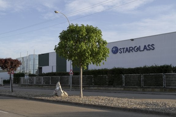 Imagen de la factoría que el Grupo Starglass tiene en el polígono de El Sequero, en Agoncillo. :: díaz uriel