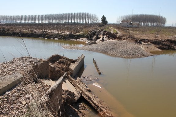 En el término del Ortigoso, la fuerza del agua durante un tormentoso mes se ha llevado consigo un camino, la acequia y 3.000 metros cúbicos de tierra y frutales. :: e.p.