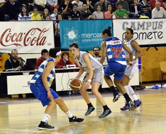 Paula Estebas conduce el balón ante Abdelkader. :: Miguel Herreros