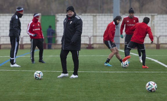 Carlos Pouso sigue las acciones de sus hombres durante un entrenamiento. :: sonia tercero
