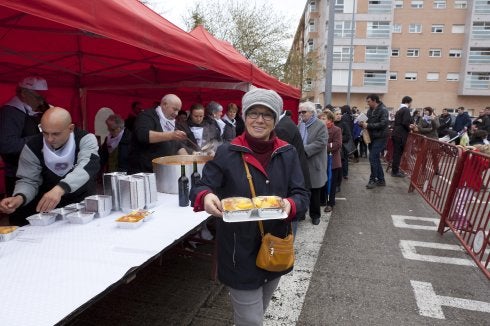 El Cubo celebró ayer la segunda degustación solidaria a favor de Meritxell después de la que tuvo lugar en enero en la calle Huesca... y no será la última. 