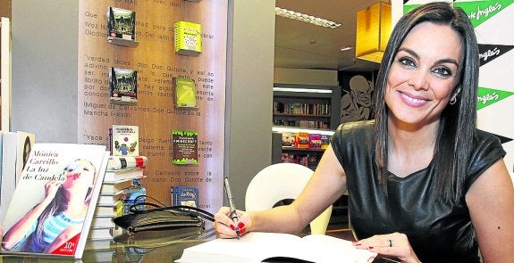 Mónica Carrillo firma su libro 'La luz de Candela'