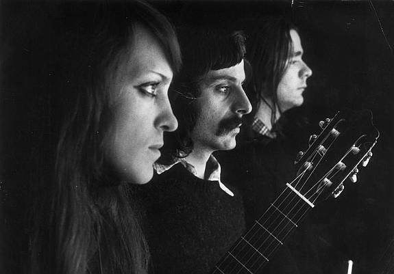 Carmen Medrano, en primer plano, con Jesús Vicente Aguirre e Iñaki Ramos, en una imagen promocional del trío. :: 