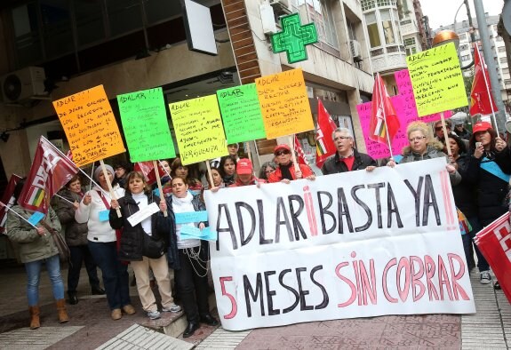 Concentración de protesta de trabajadoras de Adlar. :: juan marín