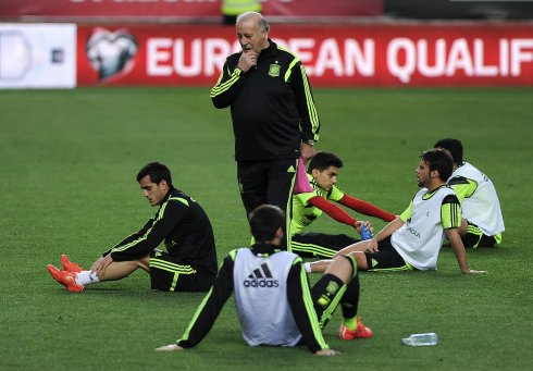 Del Bosque dirige el entrenamiento del pasado jueves en el Ramón Sánchez-Pizjuán. :: CRISTINA QUICLER / AFP