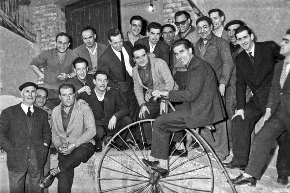 Bahamontes posa con la bicicleta de Cubillo en su visita a Cenicero. 