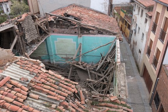 Vista del edificio cuyo tejado se hundió en la noche del martes, en la calle Isidoro Salas. 