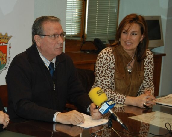 María Ángeles García Blasco, junto a Patricio Capellán en un rueda de prensa en el 2011. :: c.v.